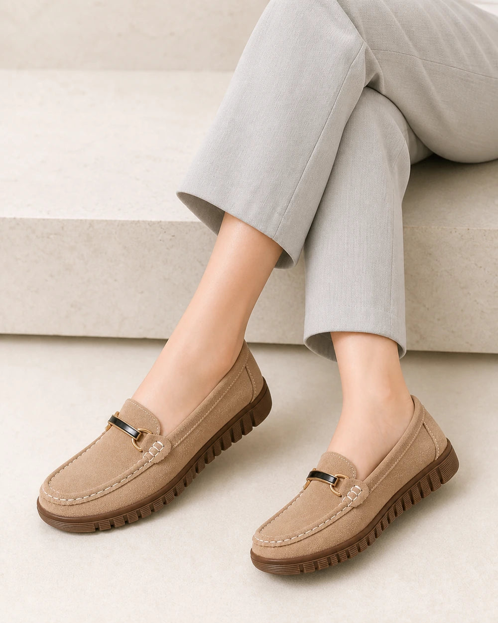 Ženski bež mokasini z debelim podplatom in zlatim okrasom — fotografija izdelka 8